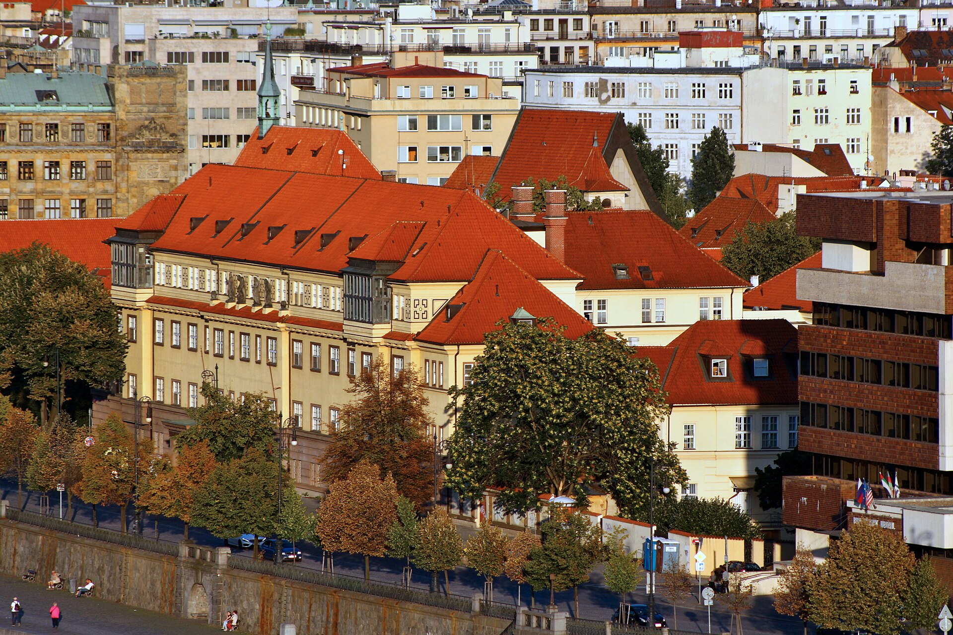 Veřejné peníze bez práce: jak se škoda napravuje, nebo zametá